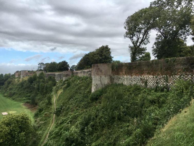 Au Dela Des Remparts Villa Montreuil  Eksteriør bilde